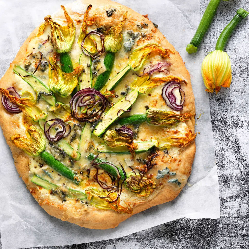 Flammkuchen mit Zucchettiblüten