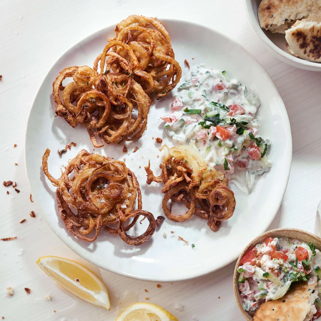Bhaji aux oignons avec raïta de concombre et de tomates