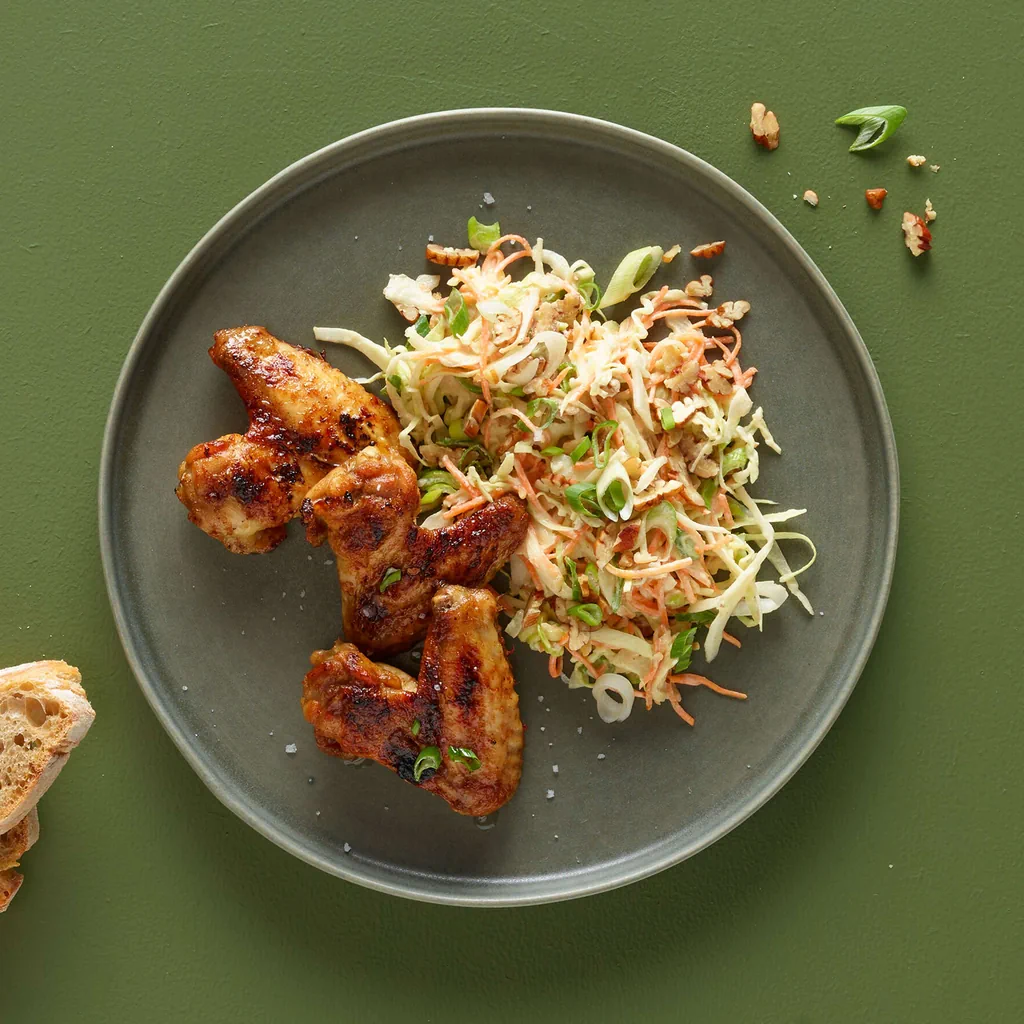 Ali di pollo croccanti con coleslaw