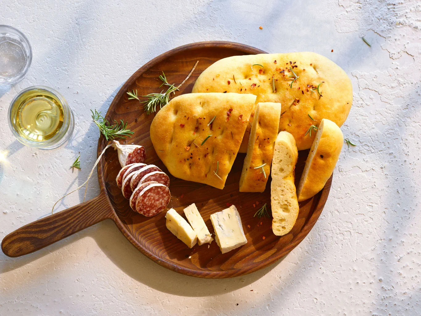 Focaccia mit Salami und Käse