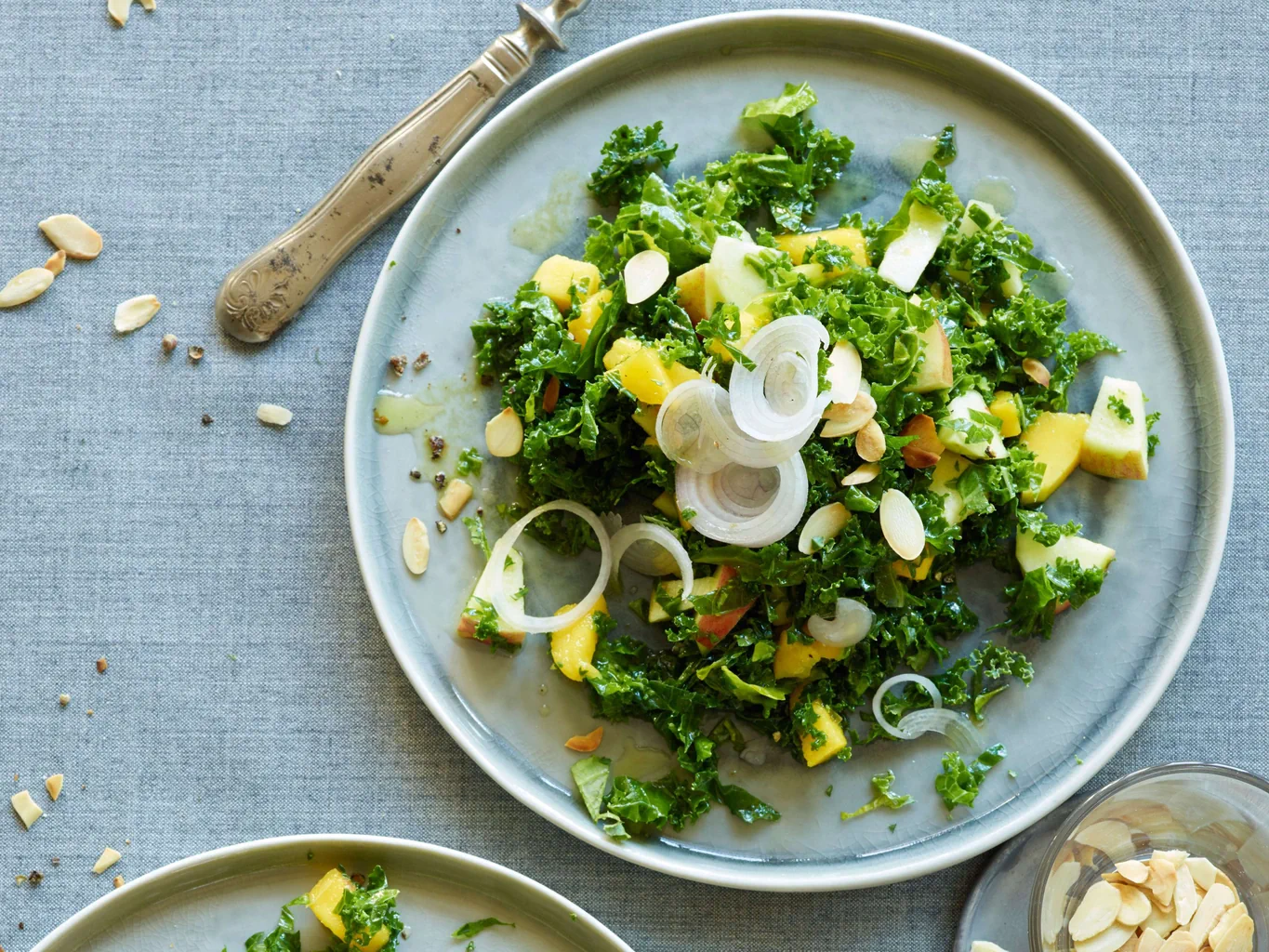 Federkohlsalat mit Apfel, Mango und Mandeln