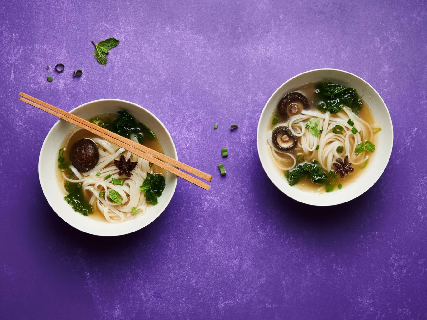 Vietnamesische Nudelsuppe mit Pilzen