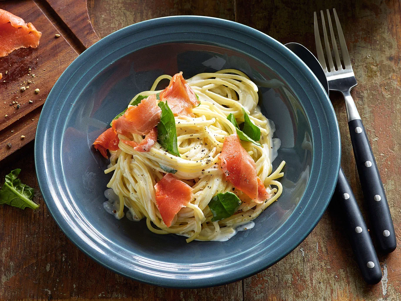 Spaghetti con spinaci, salmone e formaggio