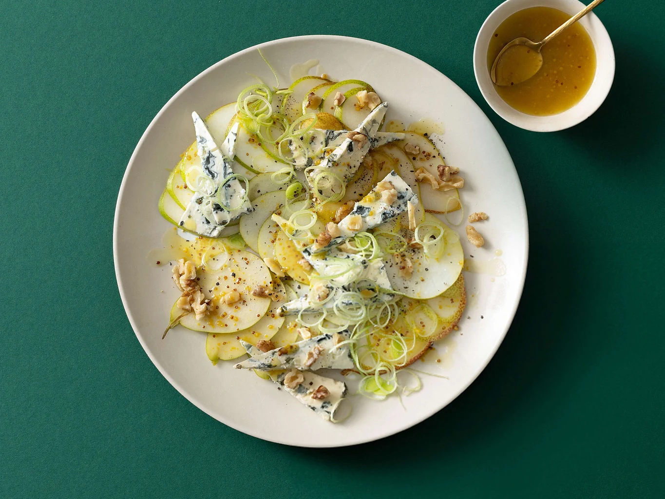 Birnen-Carpaccio mit Blauschimmelkäse