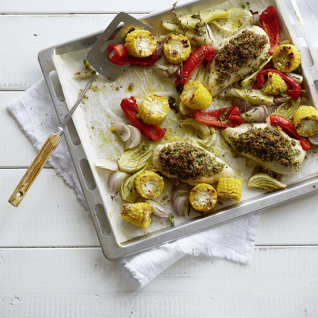 Petti di pollo con panatura alla chia e verdure