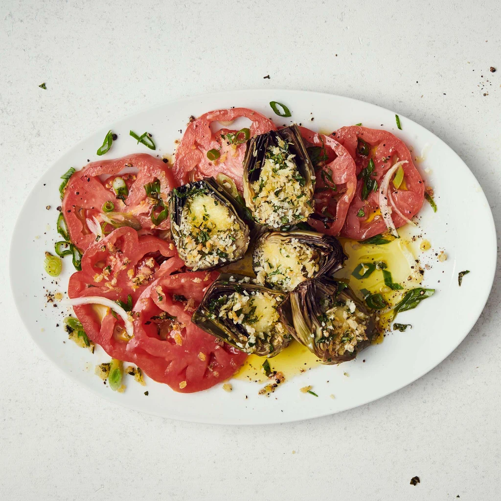 Knusper-Artischocken auf Tomatensalat
