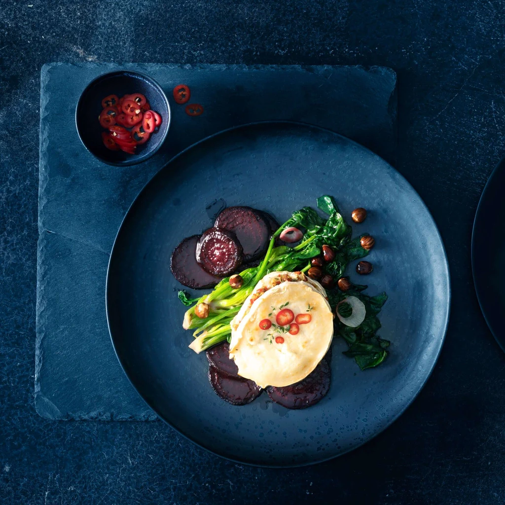 Fromage grillé au piment avec betteraves rouges