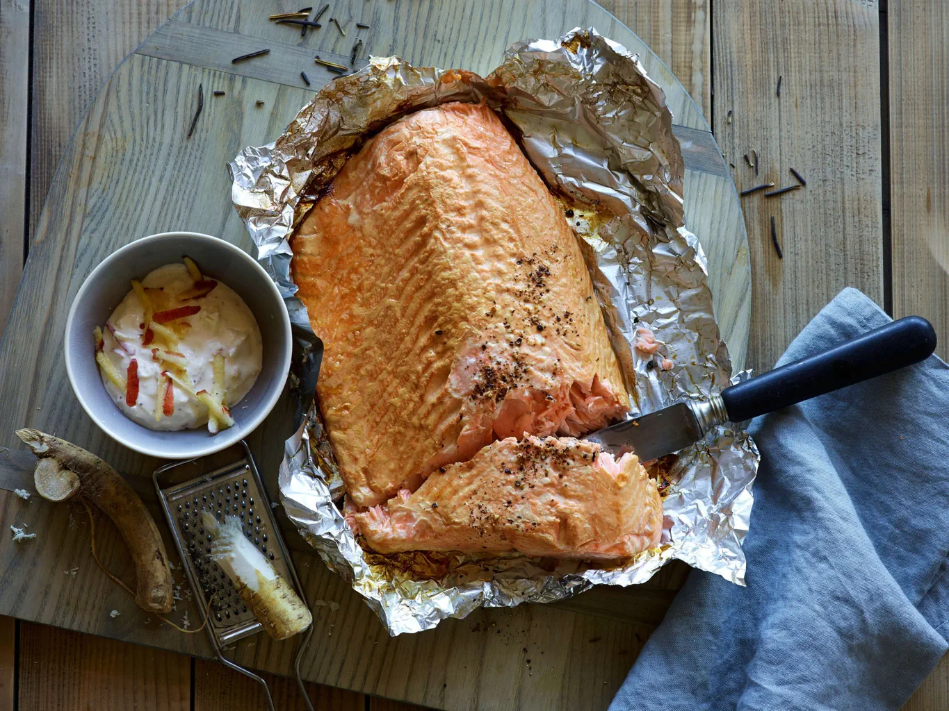 Filetti di salmone affumicati con salsa al rafano e alla mela