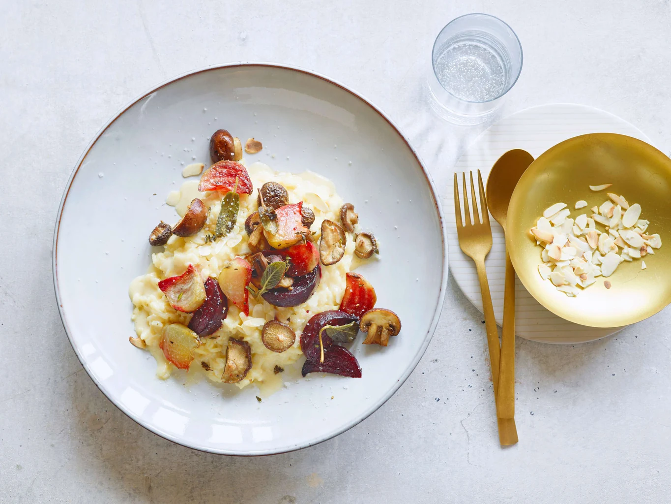 Risotto alle mandorle con barbabietole e funghi