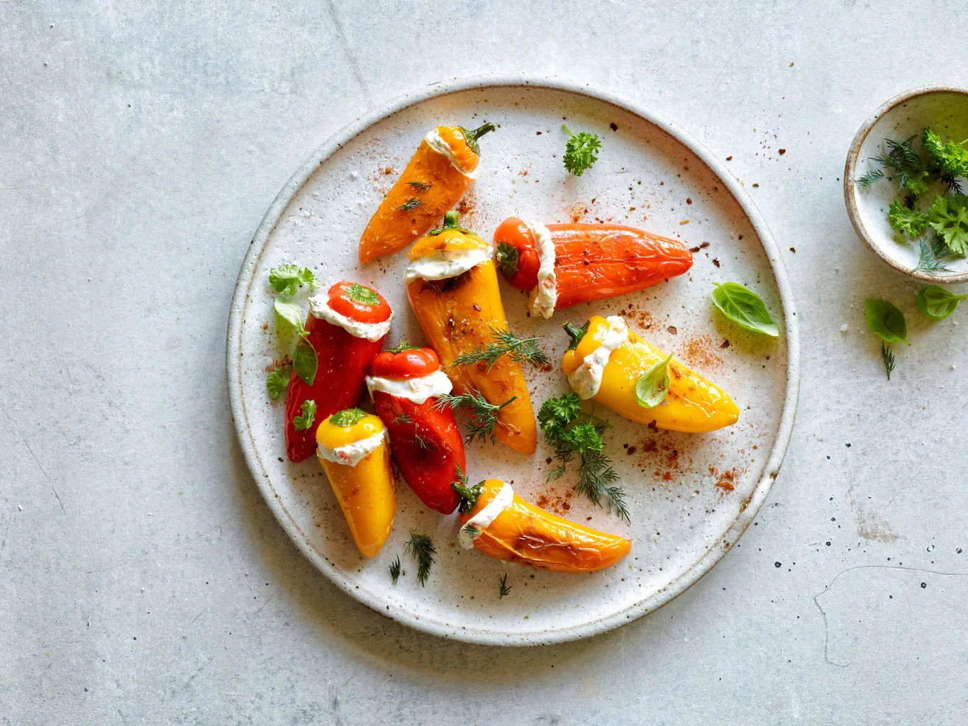 Peperoni ripieni con miele e formaggio fresco