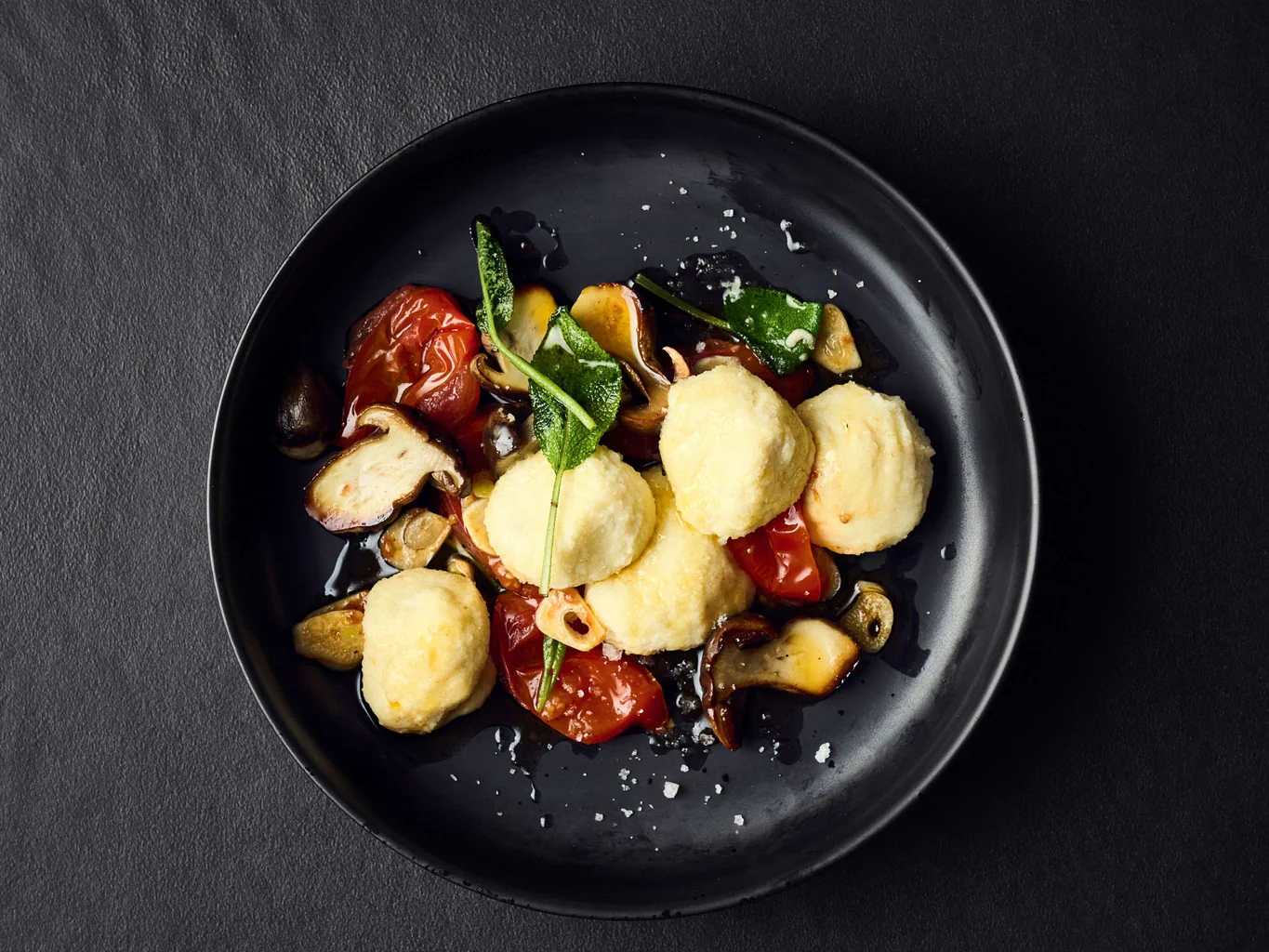 Gnudi avec champignons sautés et beurre à la sauge