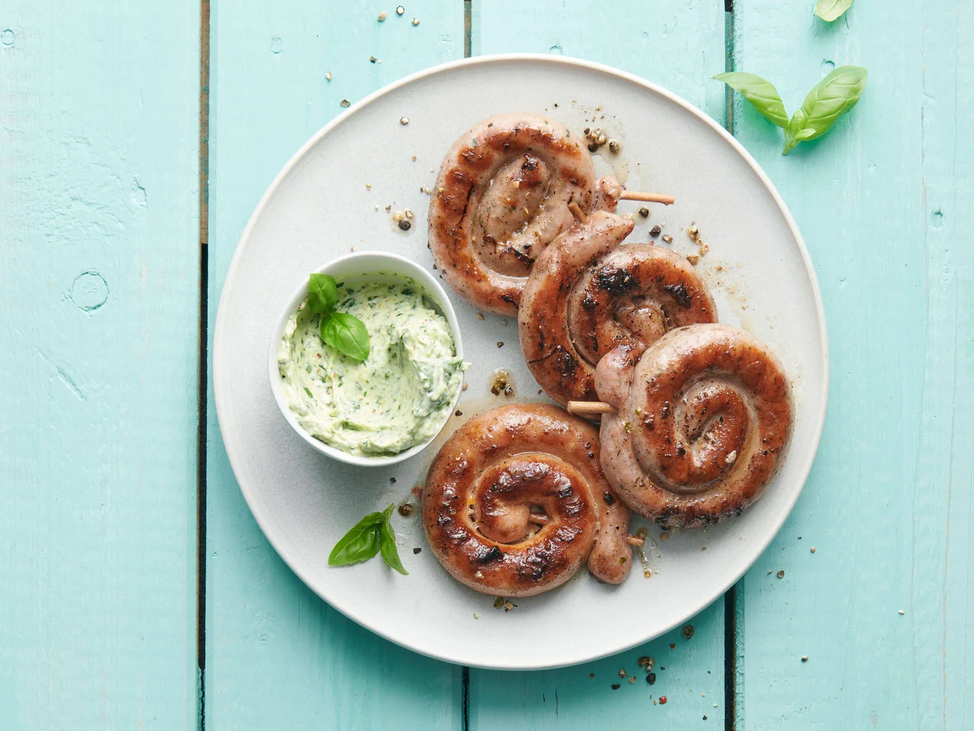 Salsiccia arrotolata con salsa al basilico