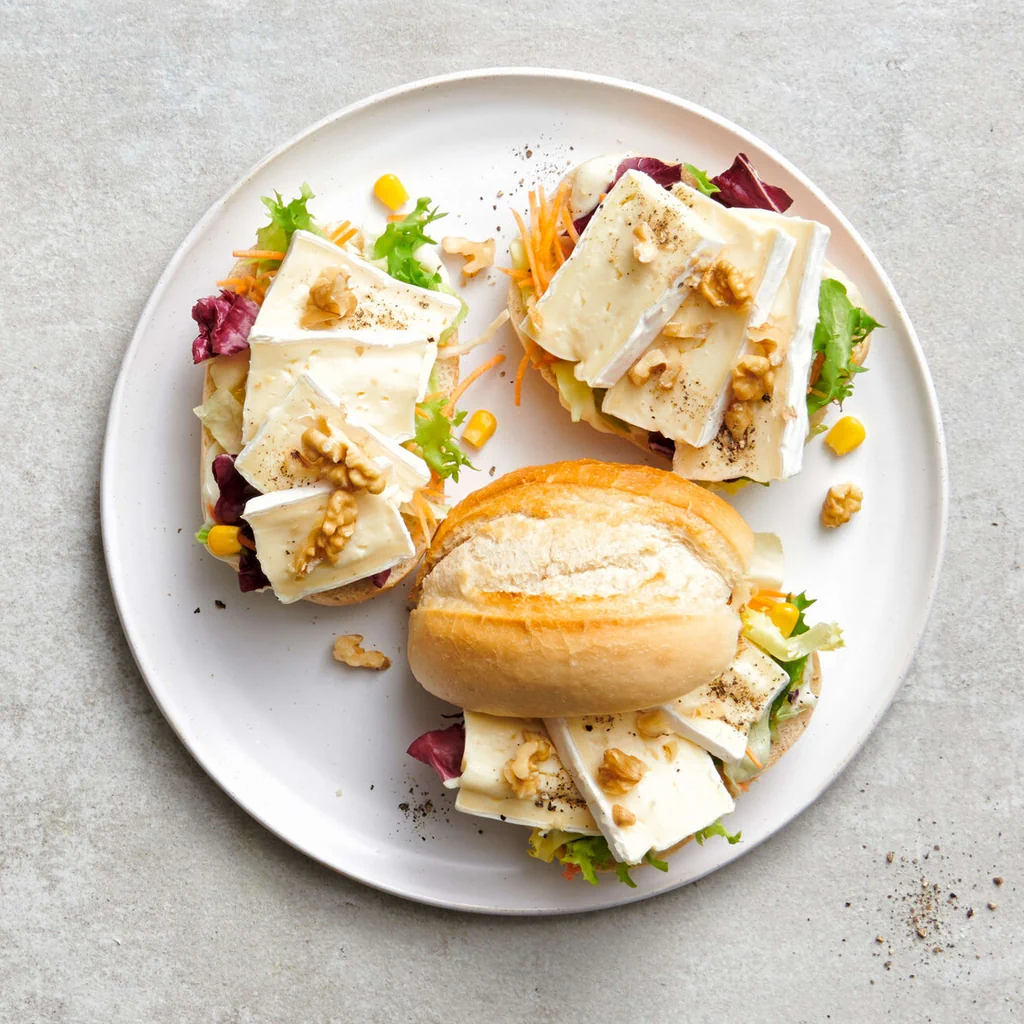 Sandwich con brie e noci