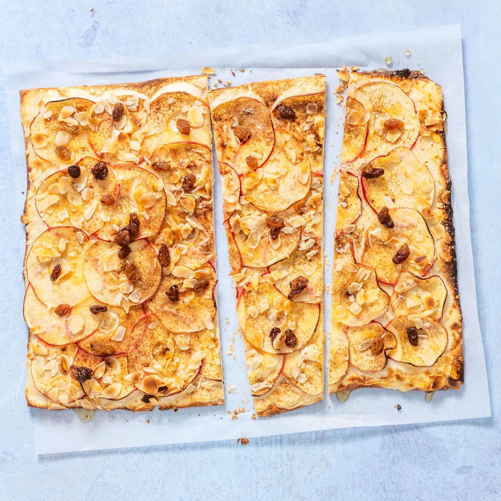 Tarte flambée dolce con mele e mandorle
