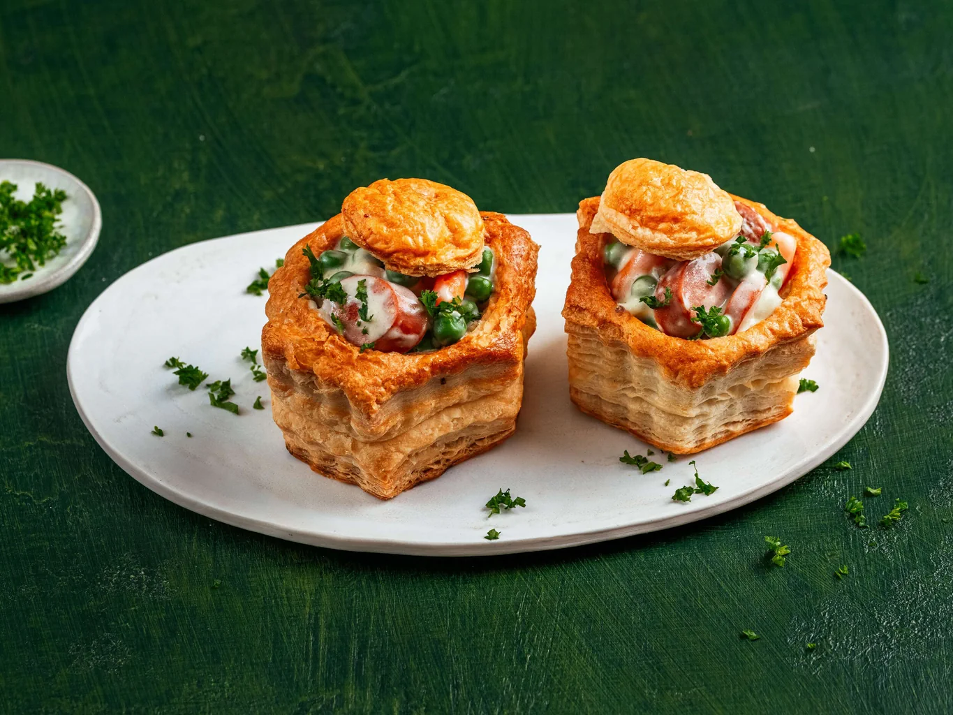 Vol-au-vent à la saucisse de Vienne avec petits pois et carottes