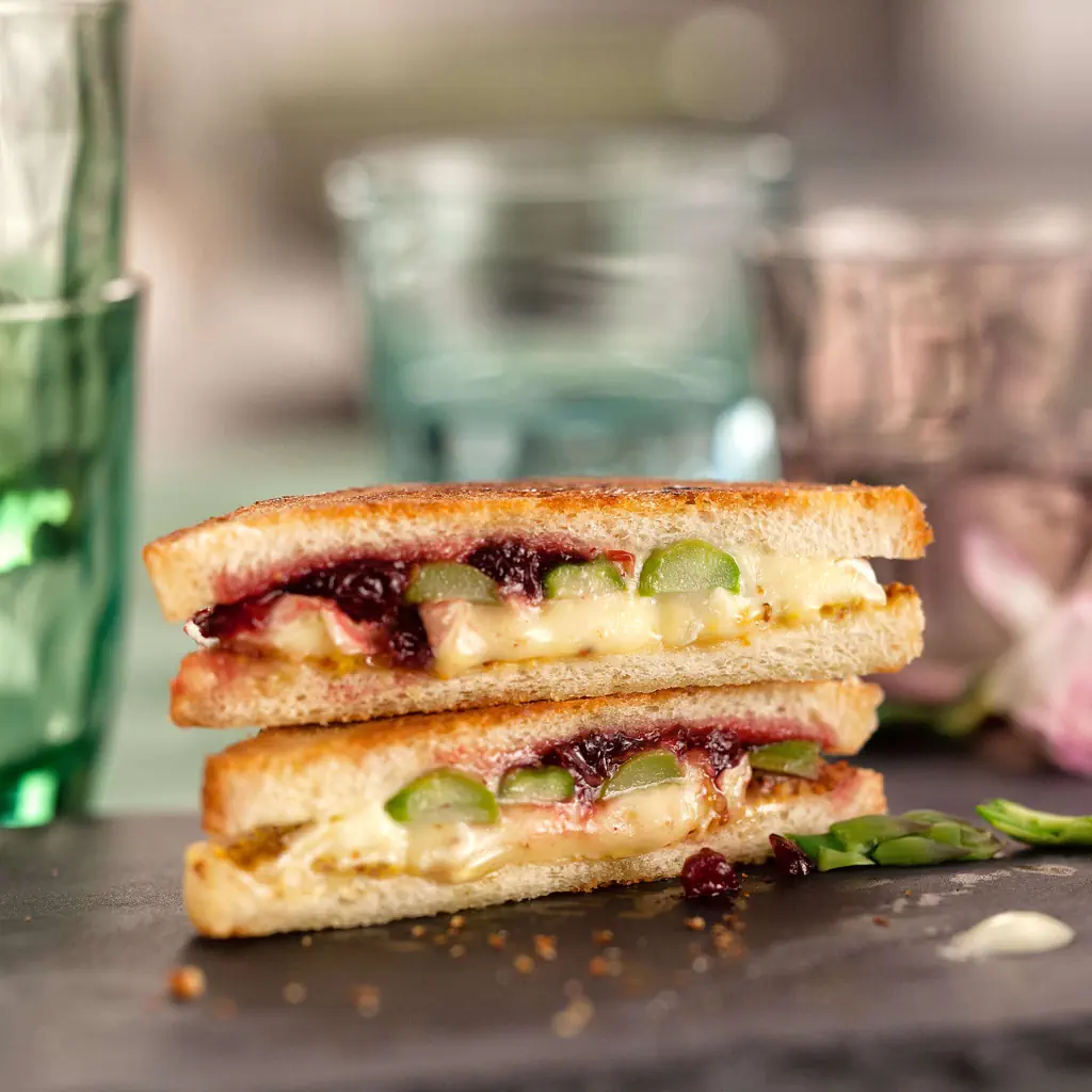 Camembert-Spargel-Toast