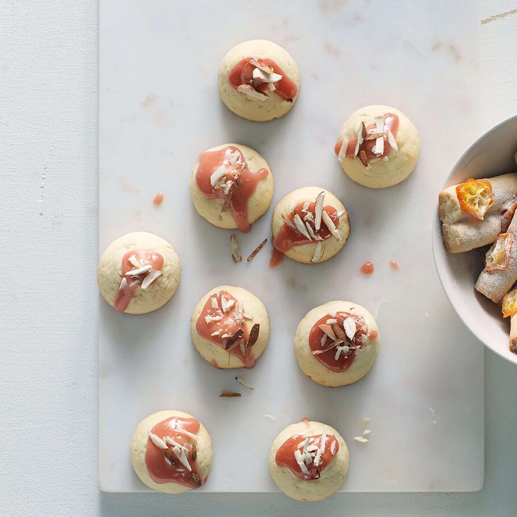 Biscotti al marzapane con gelatina di ribes