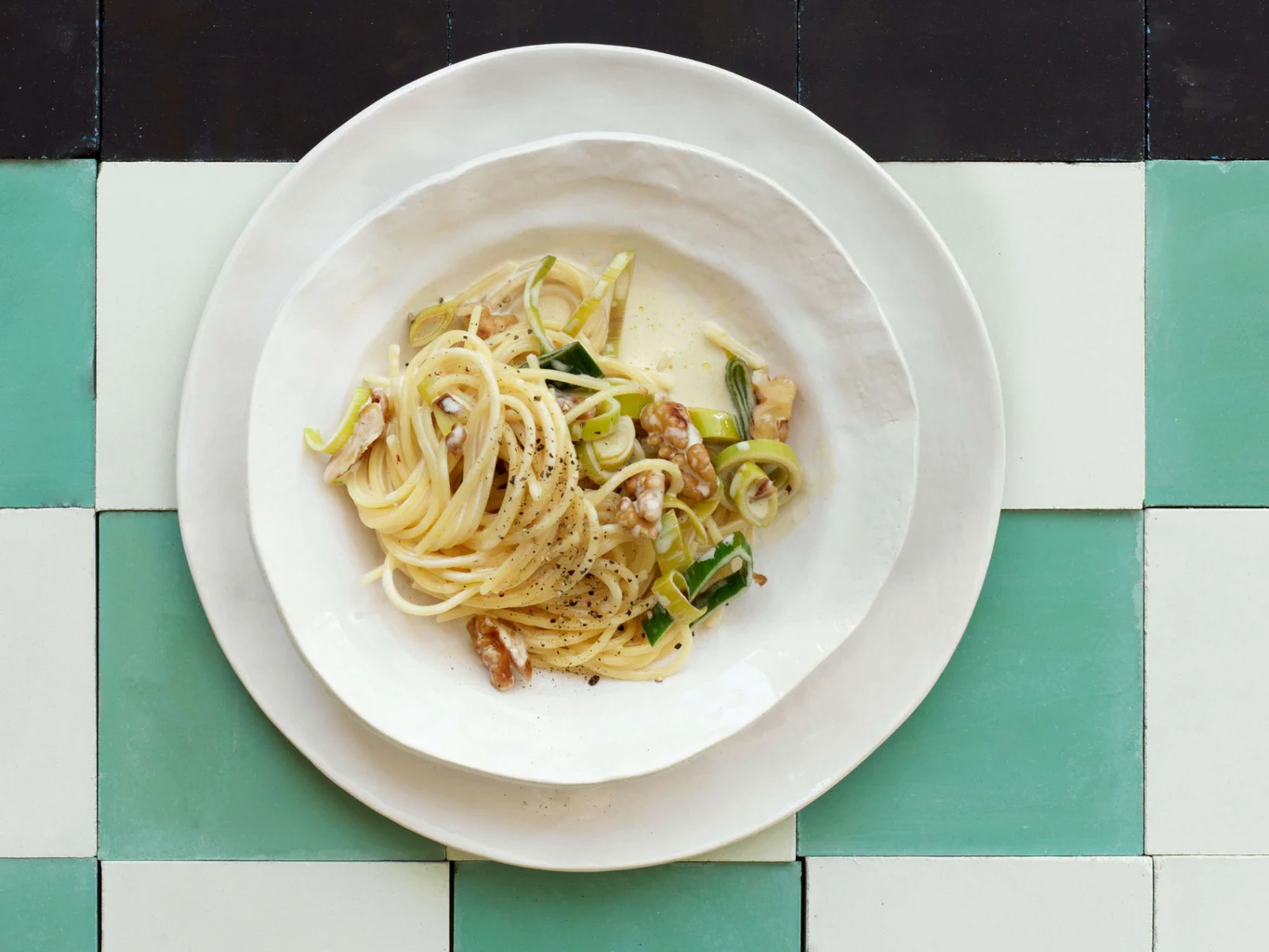 Spaghetti an Baumnuss-Lauch-Sauce