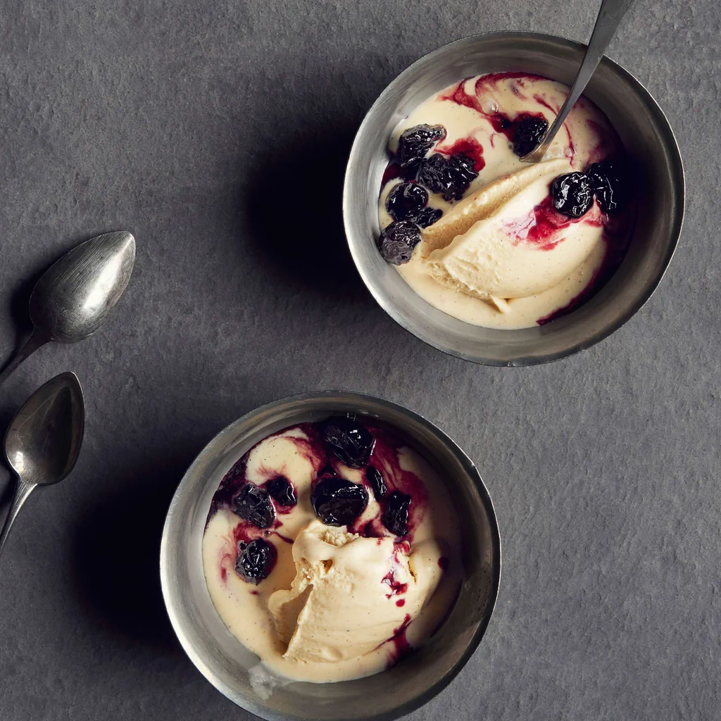 Tsampa-Joghurt-Glace mit Vanillekirschen