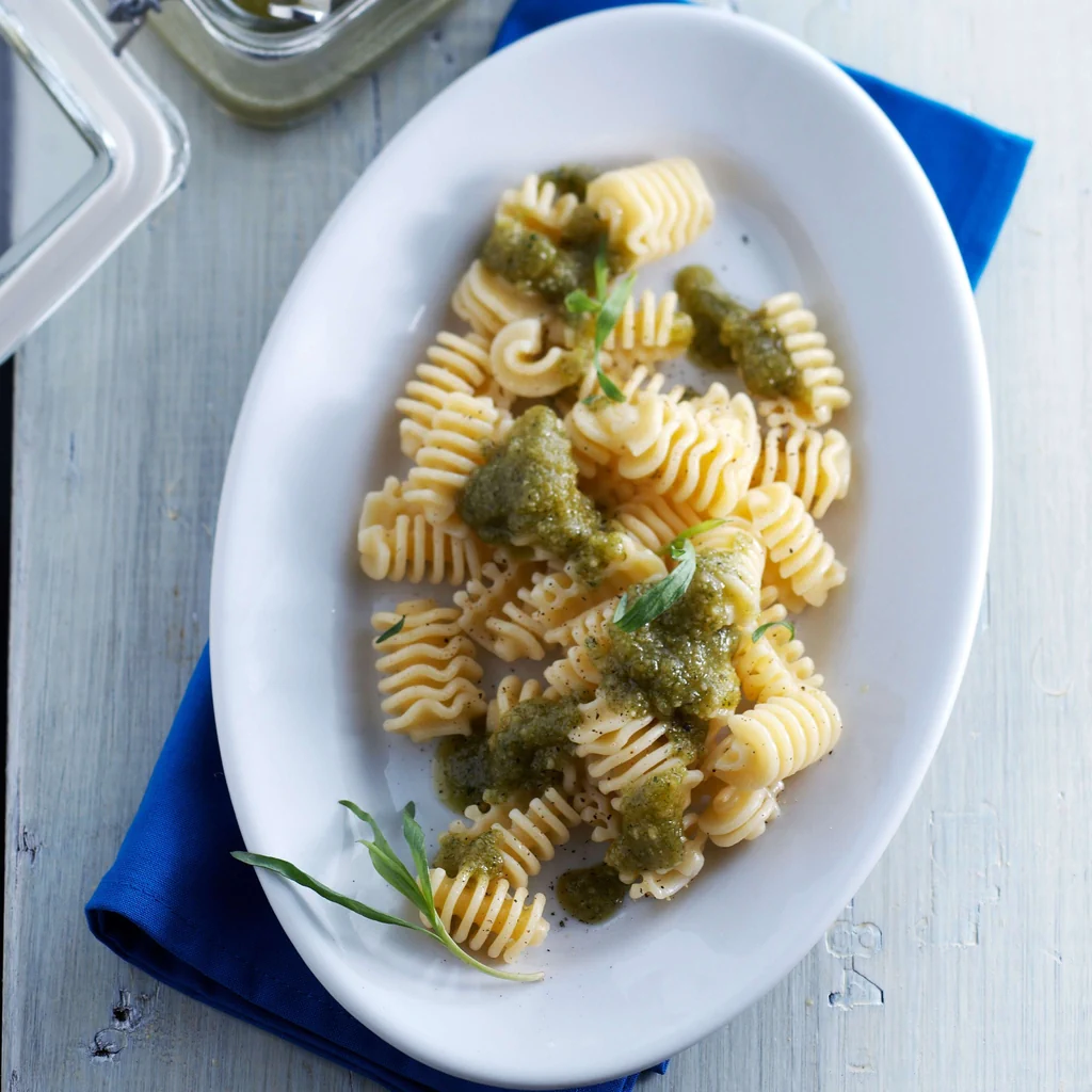 Radiatori avec pesto à l’estragon et aux amandes