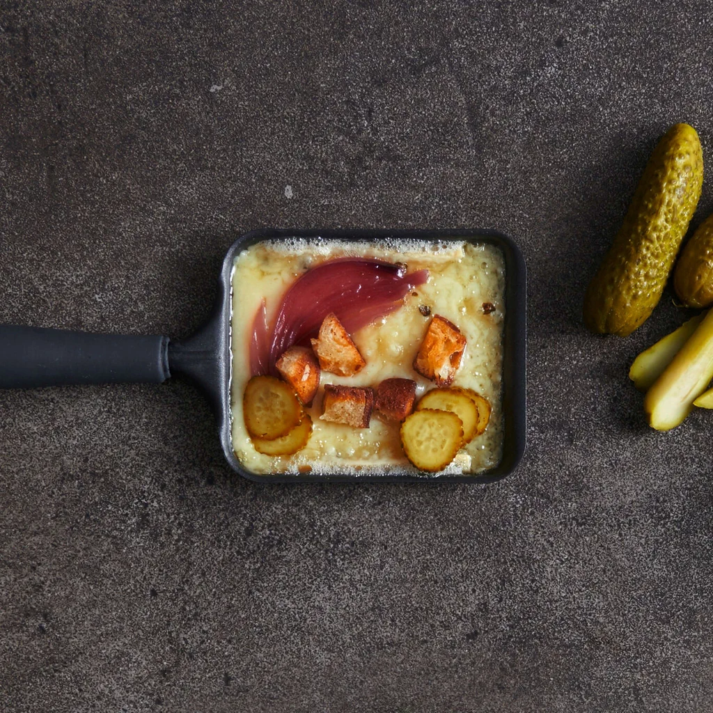 Raclette mit Laugenbretzel-Topping und Zwiebel-Relish
