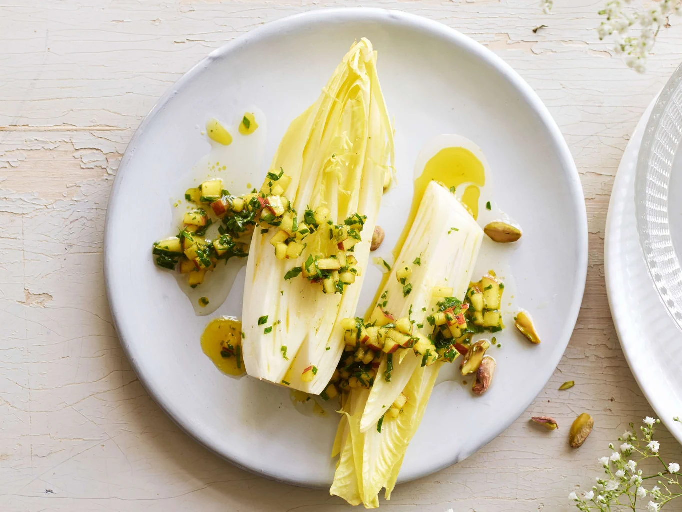 Chicoréesalat mit Safran-Apfel-Vinaigrette