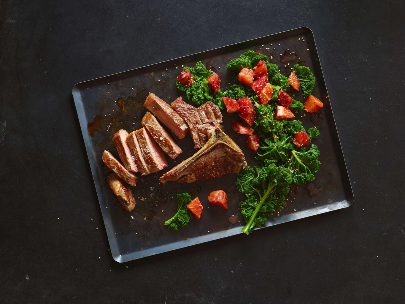T-Bone-Steak mit Blutorangen-Federkohl-Salat