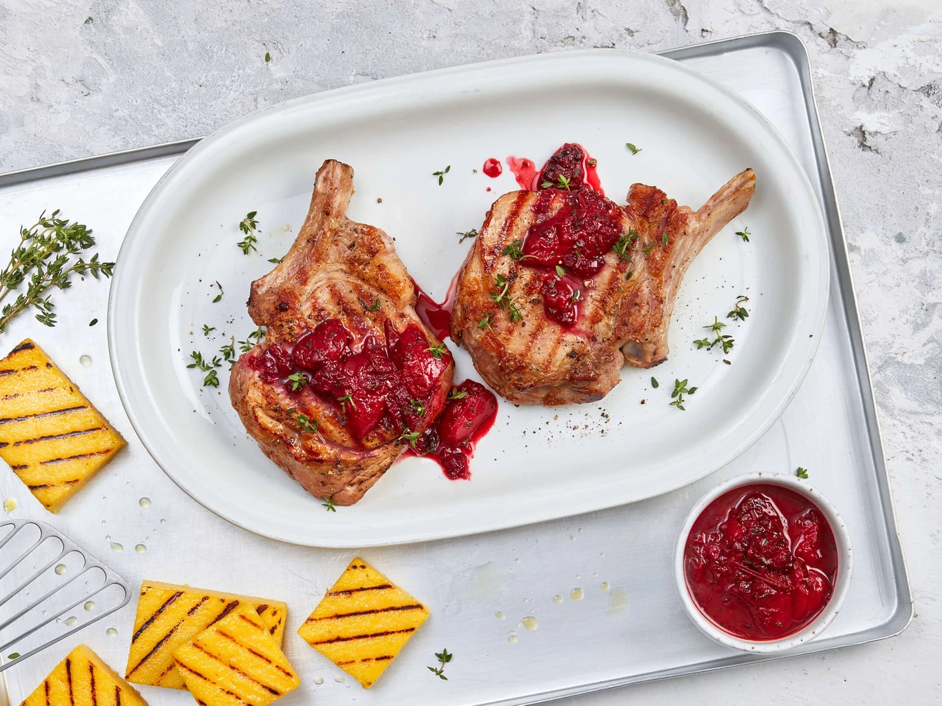 Côtelette de veau avec sauce aux prunes et aux mûres