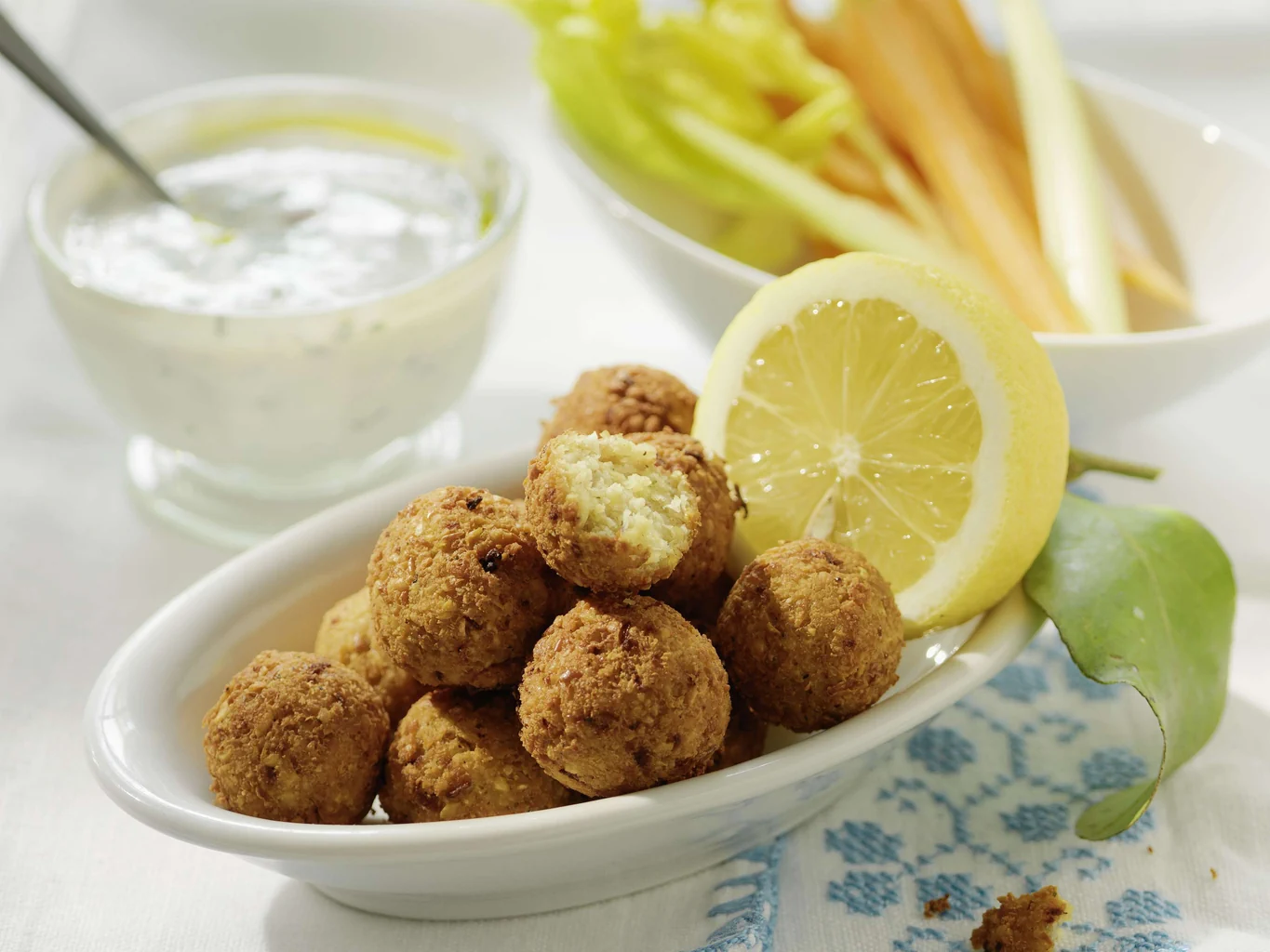 Falafelbrätlinge mit Joghurt-Koriander-Sauce