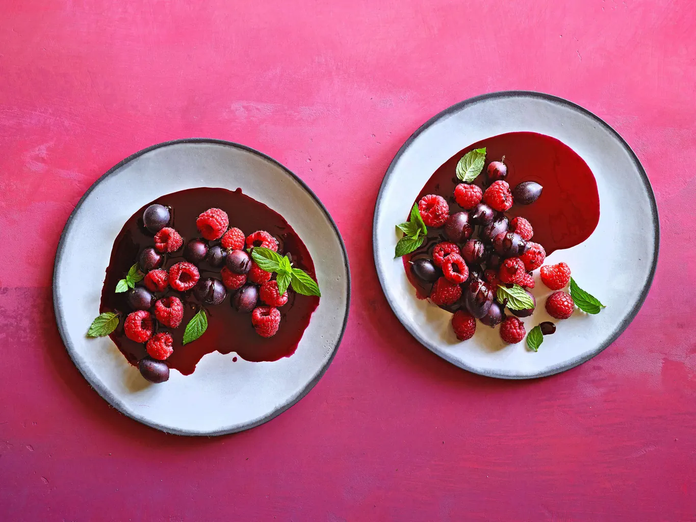 Insalata di lamponi e uva spina con sciroppo di cassis