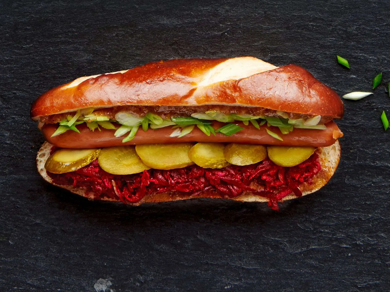 Hot dog con barbabietola e rafano