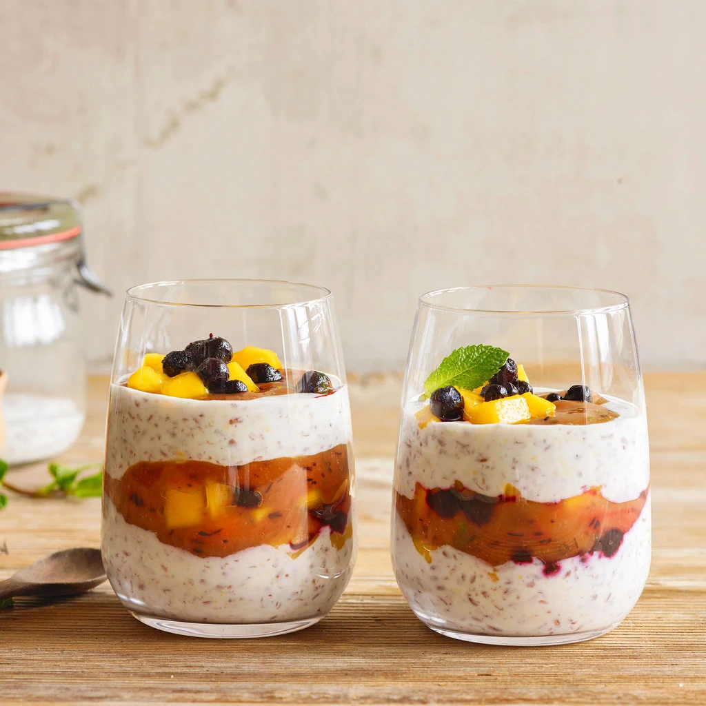 Pudding aux graines de lin, aux myrtilles et à la mangue