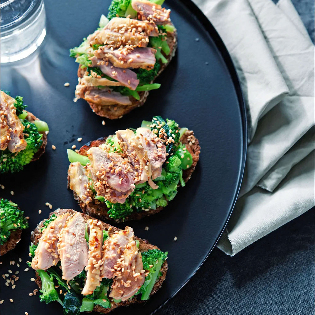Crostini ai broccoli con petti di quaglia a fettine