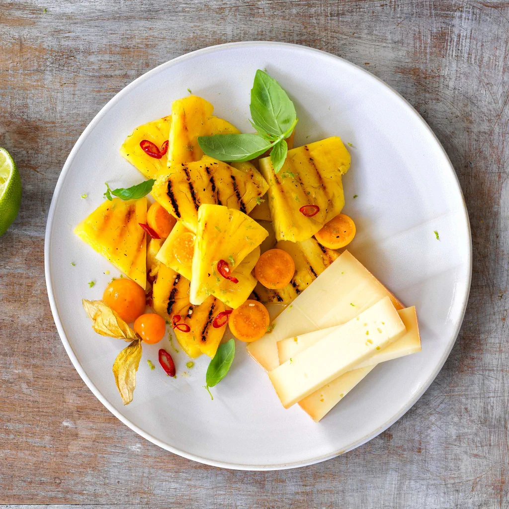 Fromage d'alpage avec salade d'ananas douce et piquante