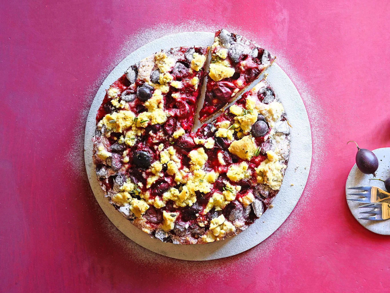 Torta all'uva spina con crumble al rosmarino