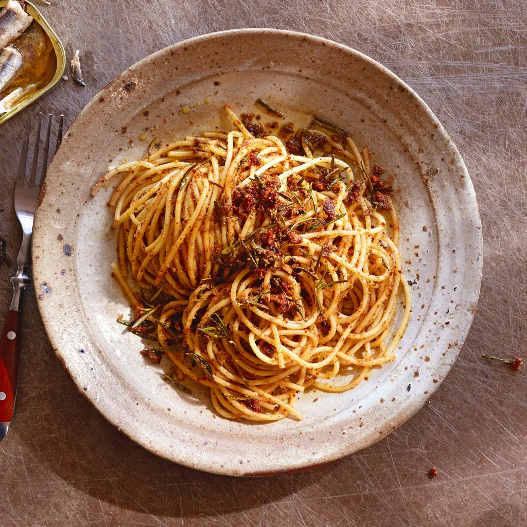 Spaghetti con pangrattato e acciughe