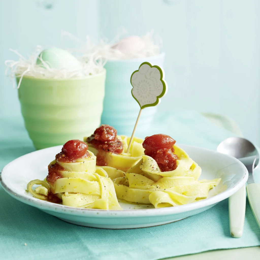 Hausmachernudeln mit Tomatensugo
