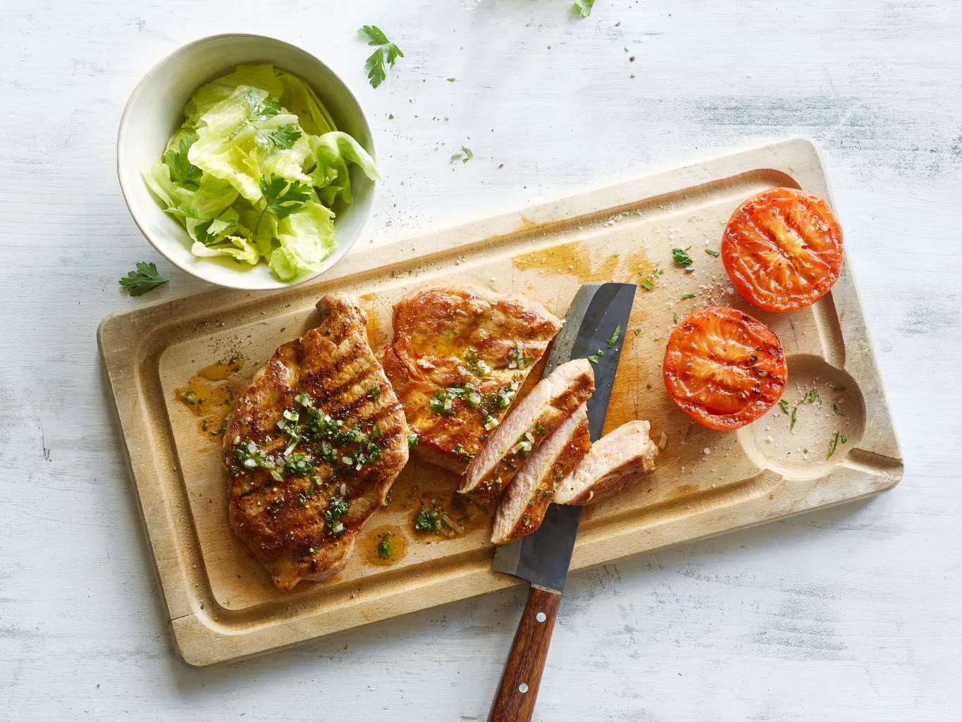 Schweinssteak mit Salat und Tomate