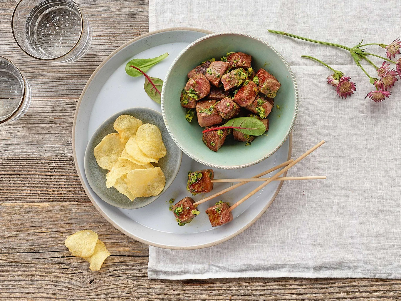 Scharfe Entrecôte-Bites mit Kräuterpaste