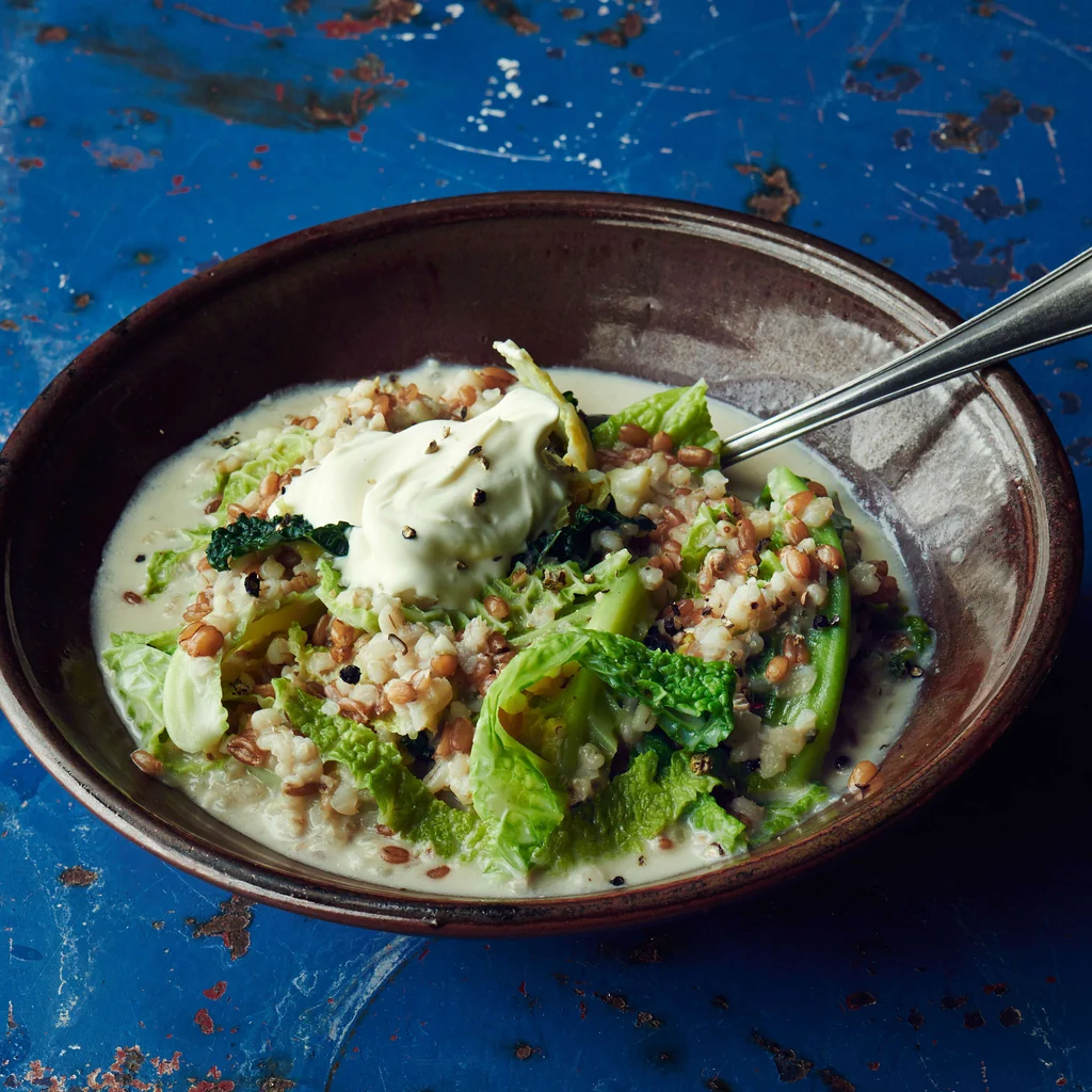 Potée de chou frisé et de céréales avec crème et fromage