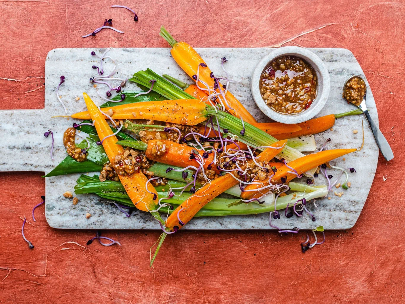 Carottes et poireaux en papillote avec sauce aux noix