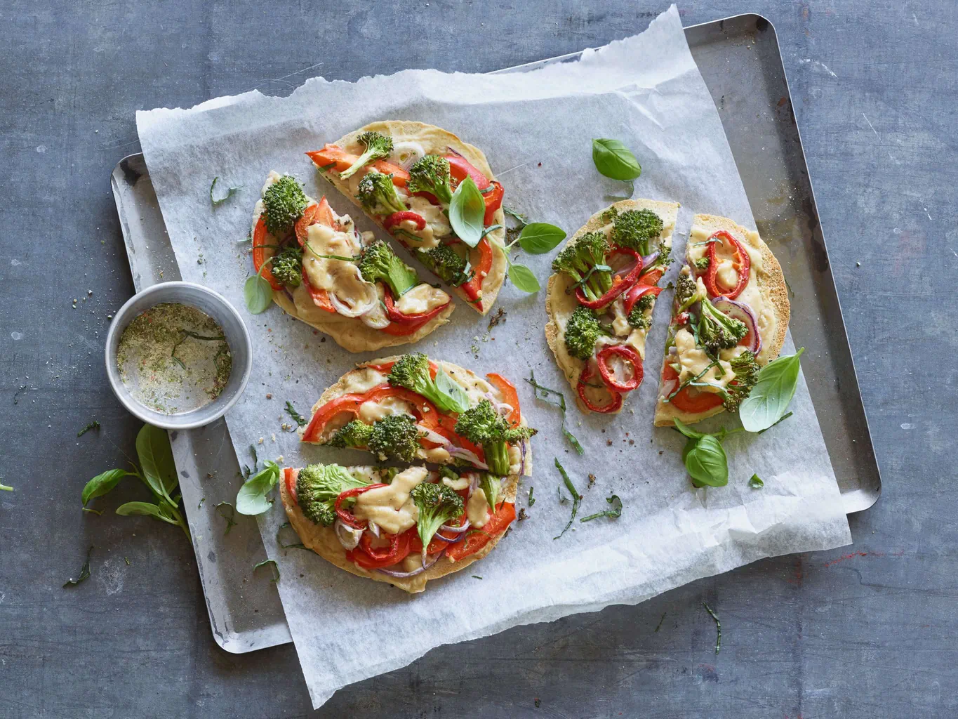 Tarte flambée di pane pita con verdure