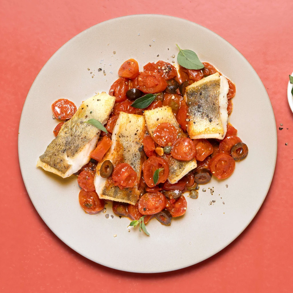 Filets de poisson avec sauce puttanesca
