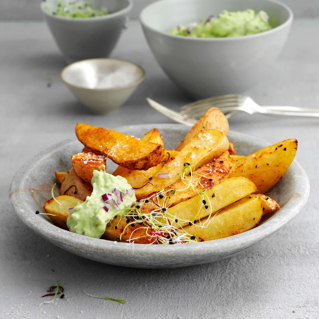 Wasabi-Avocado-Mayonnaise mit Ofenkartoffeln