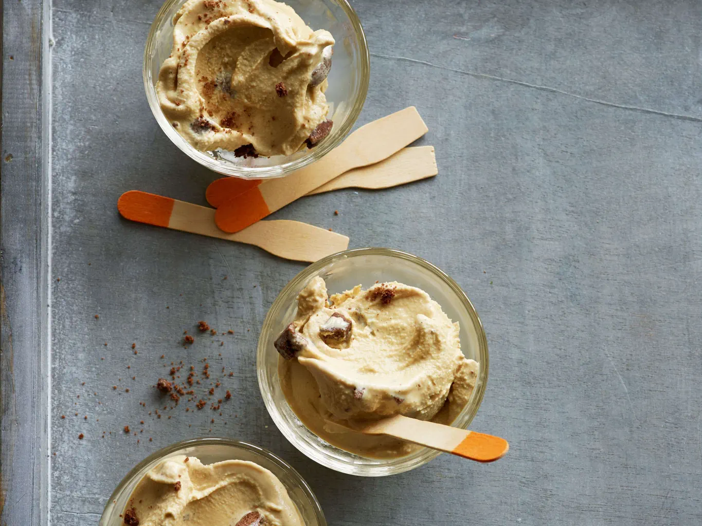 Yogourt glacé au moka avec biscuit au chocolat