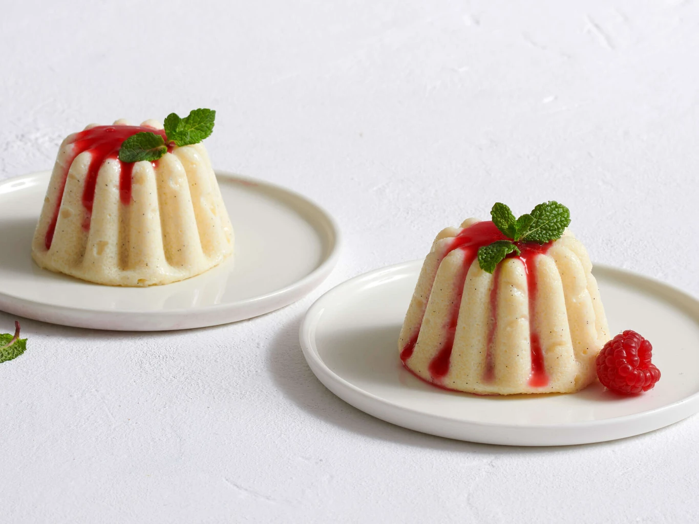 Flans de semoule avec coulis de framboises