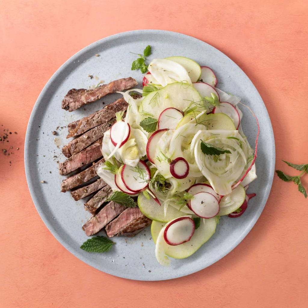 Knackiger Hobelsalat mit Rindssteak
