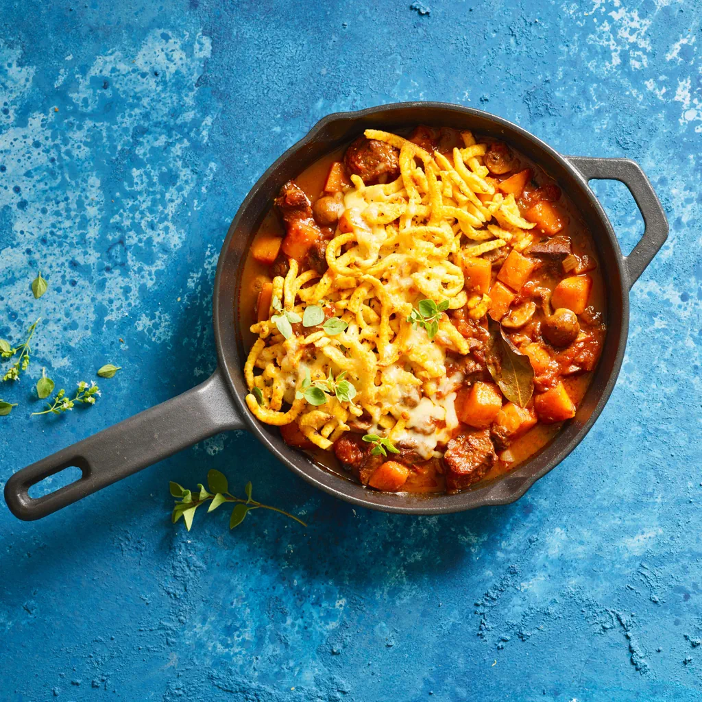 Spezzatino di manzo alla zucca e alle prugne con spätzli