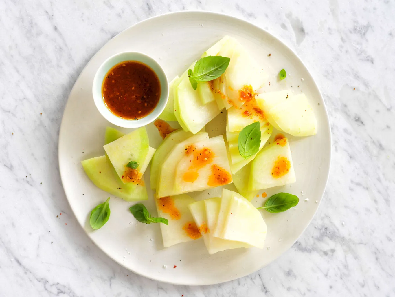 Salade de chou-rave au pesto rouge