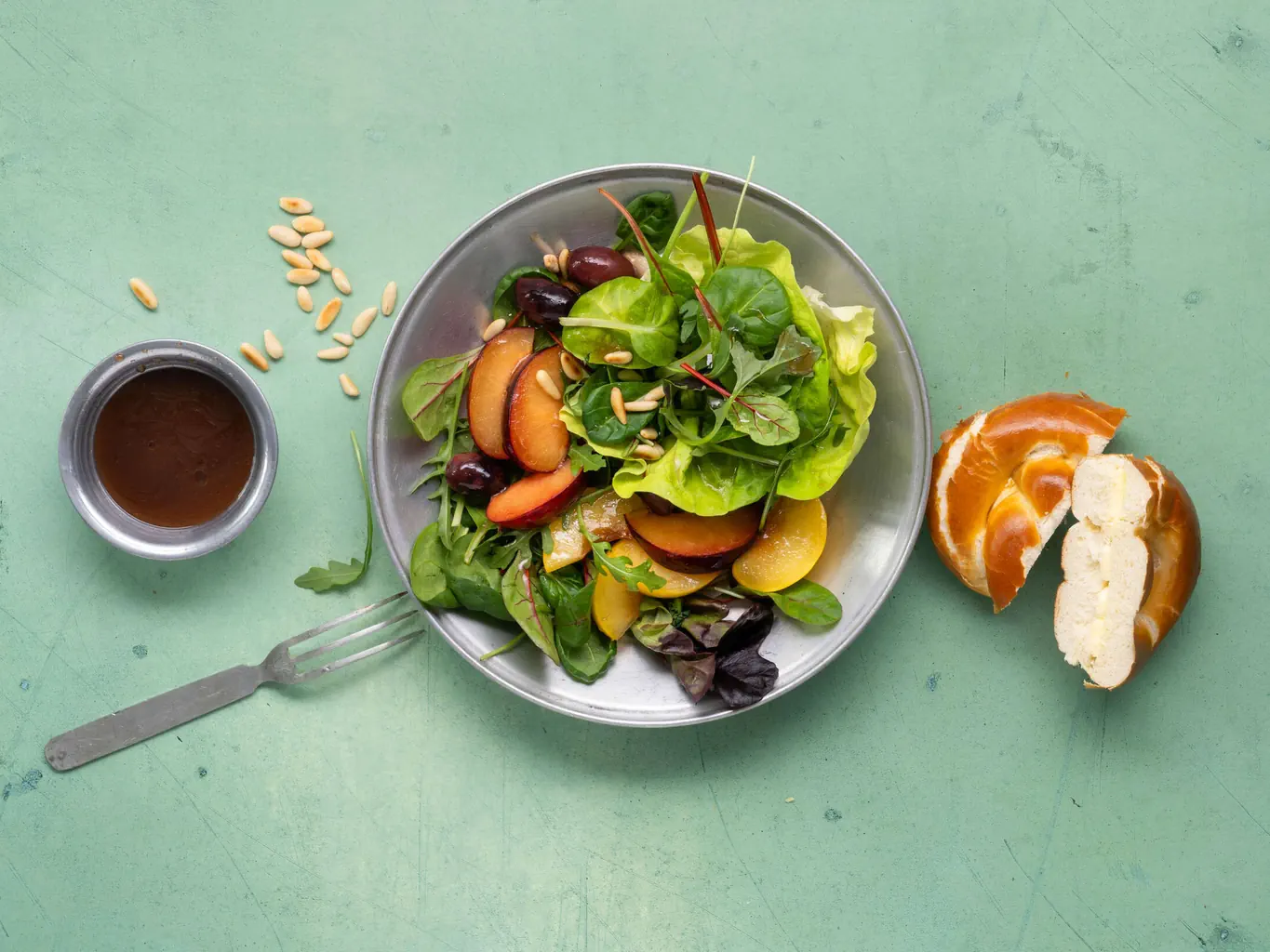Insalata mista con susine e dressing al balsamico